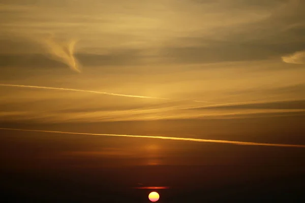 山脈を越えて美しい夕日 — ストック写真