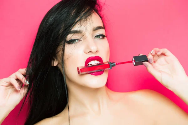 Mujer sexy con lápiz labial rojo — Foto de Stock