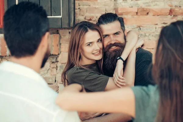 Oliendo pareja con amigos —  Fotos de Stock