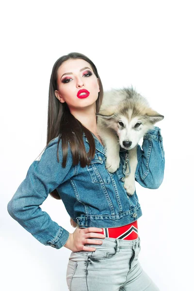 Fille en denim avec husky — Photo