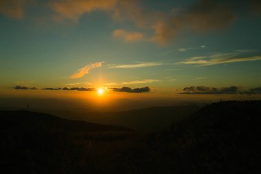 Gün batımı ile güzel dağ zirveleri