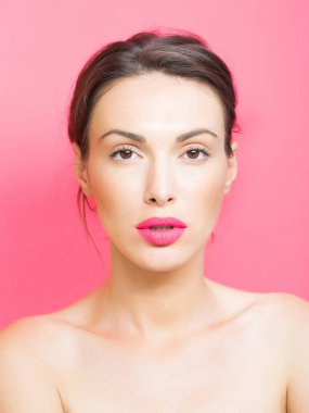 pembe bir arka plan üzerinde güzel bir kız