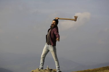 Dağda baltalı sakallı adam