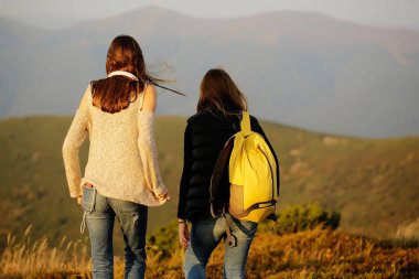 Güzel kızlar dağda yürüyüş