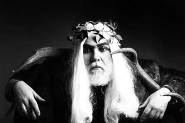 Zeus Tanrı boynuzları ile