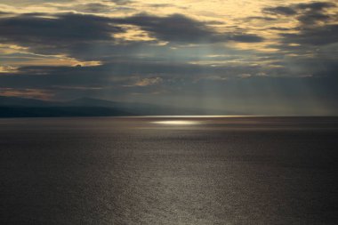 Deniz üzerinde muhteşem gökyüzü