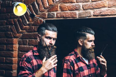 adam ayna yakınındaki makas ile kesme