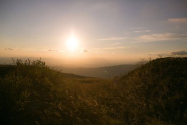 Gün batımı ile güzel dağ zirveleri