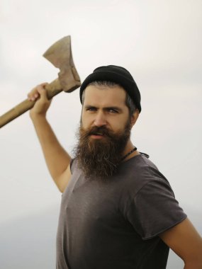 sakallı adam balta ile