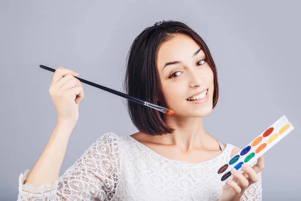 Chica con pinturas de colores —  Fotos de Stock