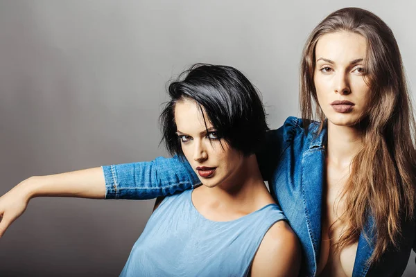 Δύο σέξι νεαρά κορίτσια με σκούρα μαλλιά — Φωτογραφία Αρχείου