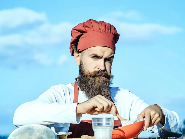 Homem chef misturando ingredientes — Fotografia de Stock