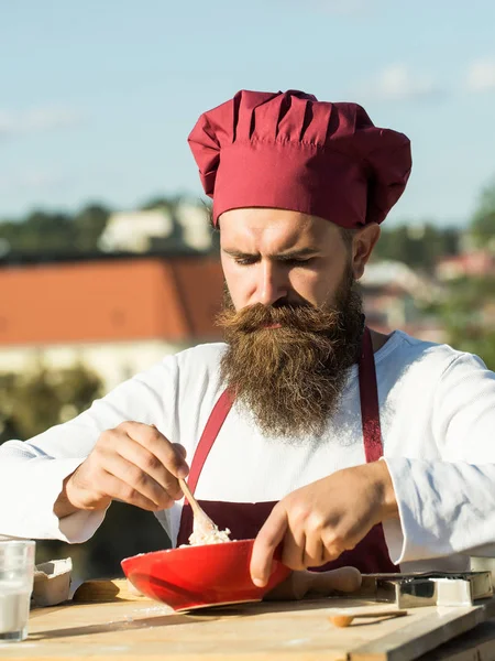 Homem chef misturando ingredientes — Fotografia de Stock