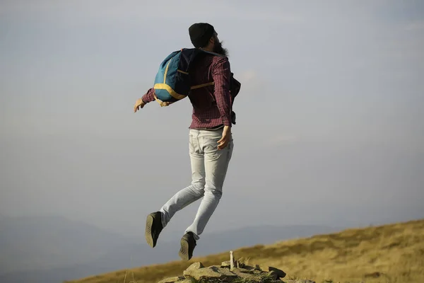 Man hipster springt met rugzak — Stockfoto