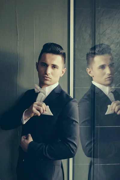 Man in suit touches handkerchief — Stock Photo, Image