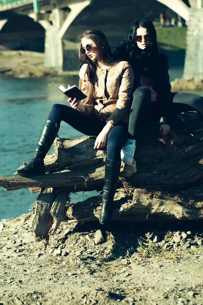 Dos chicas leyendo libro al aire libre —  Fotos de Stock