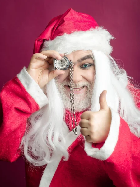 Sorrindo homem de Natal com relógio na corrente — Fotografia de Stock