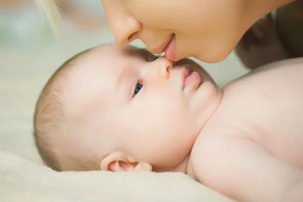 Mãe beijando seu filho recém-nascido — Fotografia de Stock