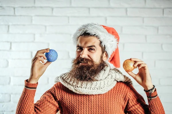 Kerst man met decoratieve ballen — Stockfoto