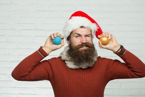 Homem de natal com bolas decorativas — Fotografia de Stock