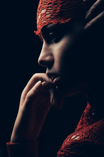 Σέξι κορίτσι τυλιγμένο σε κόκκινο — Φωτογραφία Αρχείου