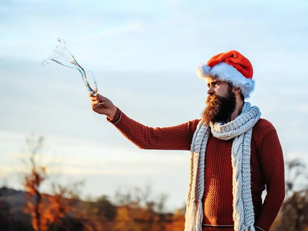 Adam şampanya ile Noel sakallı — Stok fotoğraf