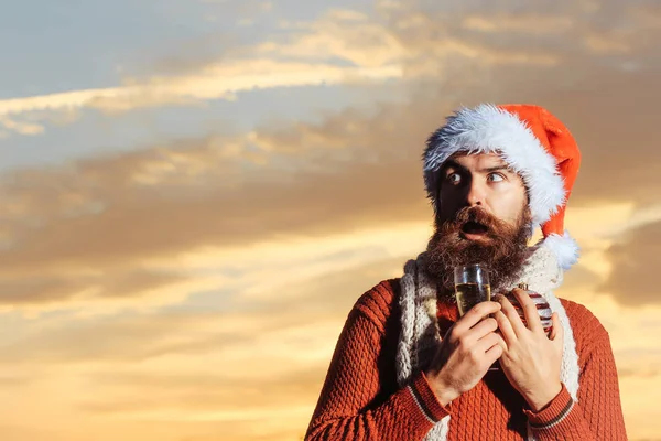 Hombre barbudo navidad con champán —  Fotos de Stock