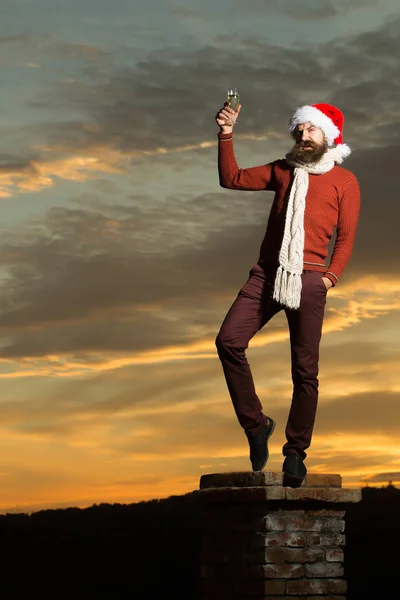 Hombre de Navidad en la chimenea de ladrillo —  Fotos de Stock