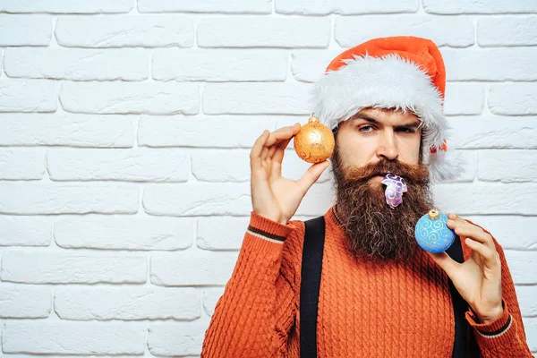 Hombre de Navidad con bolas decorativas —  Fotos de Stock