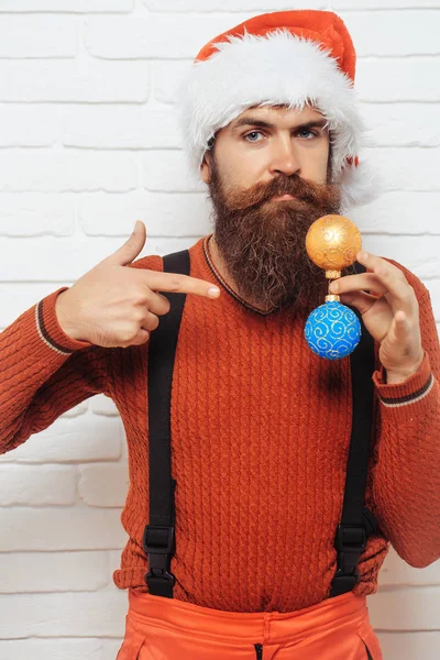 Різдвяний чоловік з декоративними кульками — стокове фото