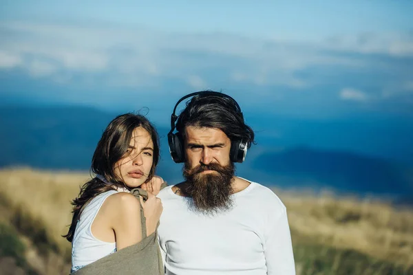 Mladý pár se sluchátky — Stock fotografie