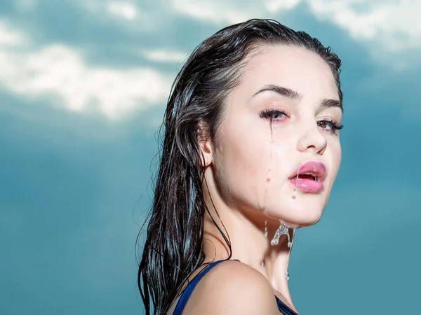Мокра красива сексуальна дівчина на небі — стокове фото