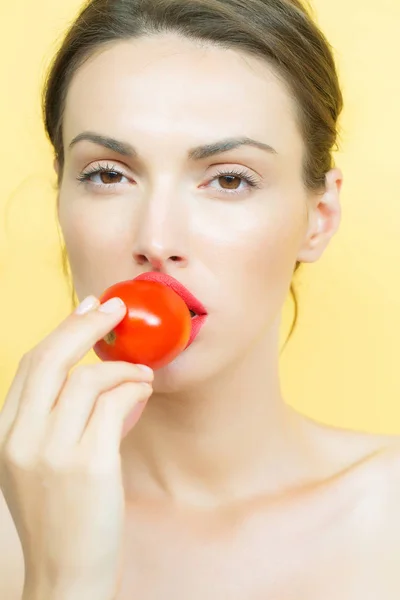 Hübsches Mädchen mit roten Tomaten — Stockfoto