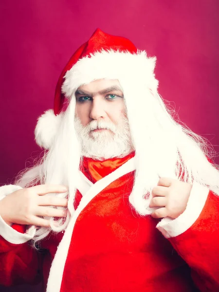 Sério homem de Natal com presente — Fotografia de Stock