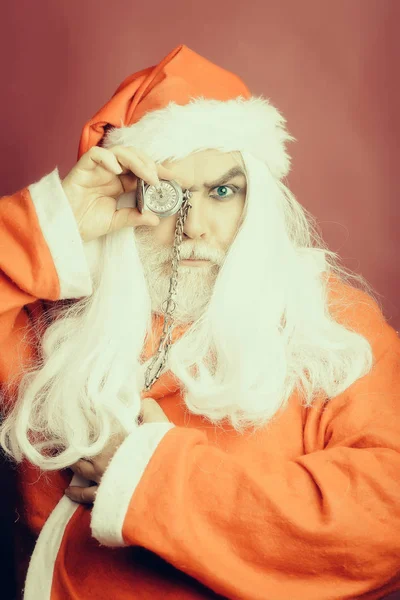 Ernsthafter Weihnachtsmann mit Uhr an Kette — Stockfoto