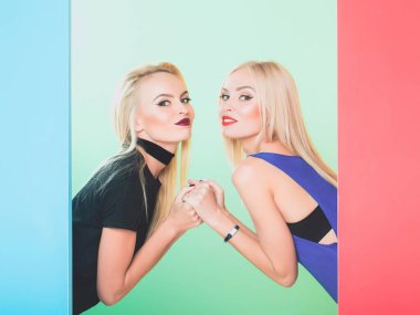 İki güzel kız poz