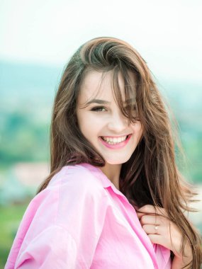 Gülümseyen genç seksi kız