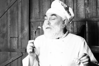 Çatal sarımsak yemek