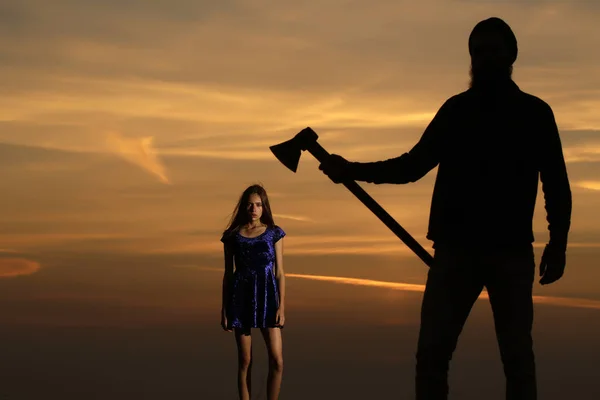 Człowiek i dziewczyna na zachód słońca — Zdjęcie stockowe