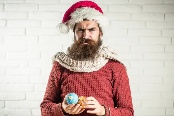 Homme de Noël avec des boules décoratives — Photo