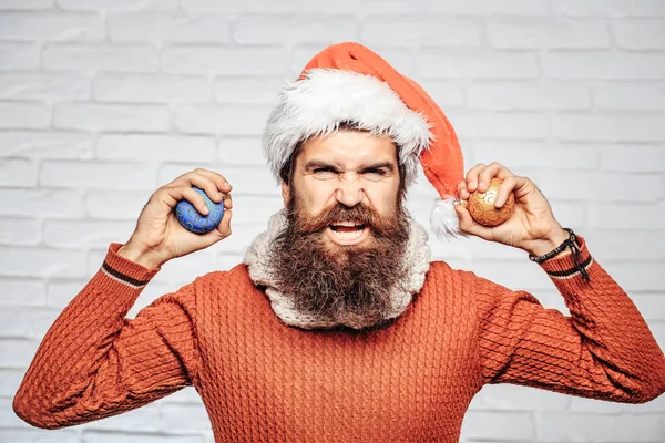 Kerst man met decoratieve ballen — Stockfoto