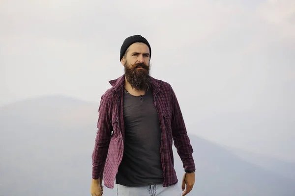 Barbuto hipster uomo sulla montagna — Foto Stock