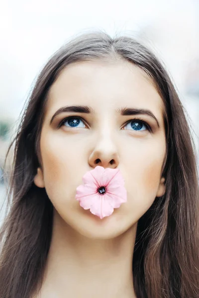 Mujer mantenga flor en la boca —  Fotos de Stock
