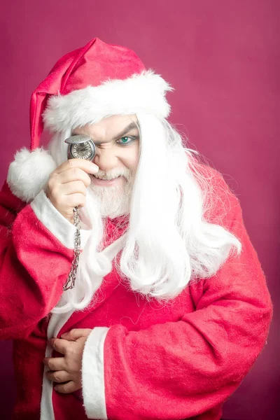 Gülümseyen Noel adam zinciri üzerinde saatli — Stok fotoğraf