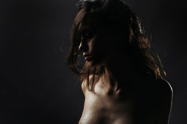 koyu gri şık kadın