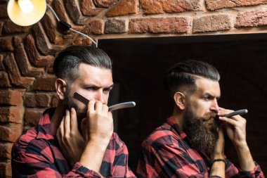 Aynanın yanında jileti olan adam.