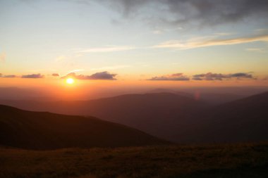 Gün batımı ile güzel dağ zirveleri