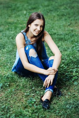 çimenlerin üzerinde gülümseyen kız