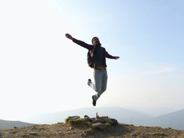 Adam hipster sırt çantası ile atlar