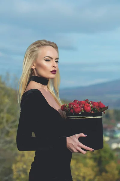 Linda chica con flores en caja —  Fotos de Stock